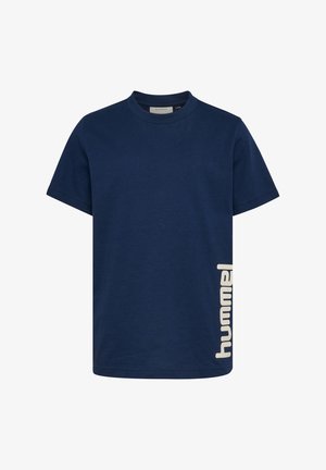 Granatowy bawełniany T-shirt z prążkowanym okrągłym dekoltem i białym logo „hummel” po lewej stronie. Krótkie rękawy, luźny krój, gładka tekstura.