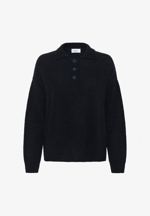 Črn pulover z dolgimi rokavi, ovratnikom in tremi gumbi na sprednji zapenjalni letvi.