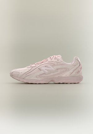 Светлорозова маратонка New Balance с връзки и дебела подметка, показана в профил на изчистен фон.