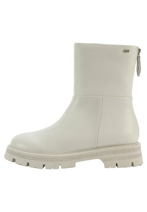 Stivaletto bianco in pelle con punta rotonda, texture liscia, suola spessa e texturizzata, e dettaglio con zip laterale per una facile indossabilità.