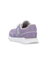 Baskets en maille violette avec un logo gris, semelle intermédiaire blanche, tige texturée et un col rembourré pour le confort. Légères, conçues pour un usage athlétique.