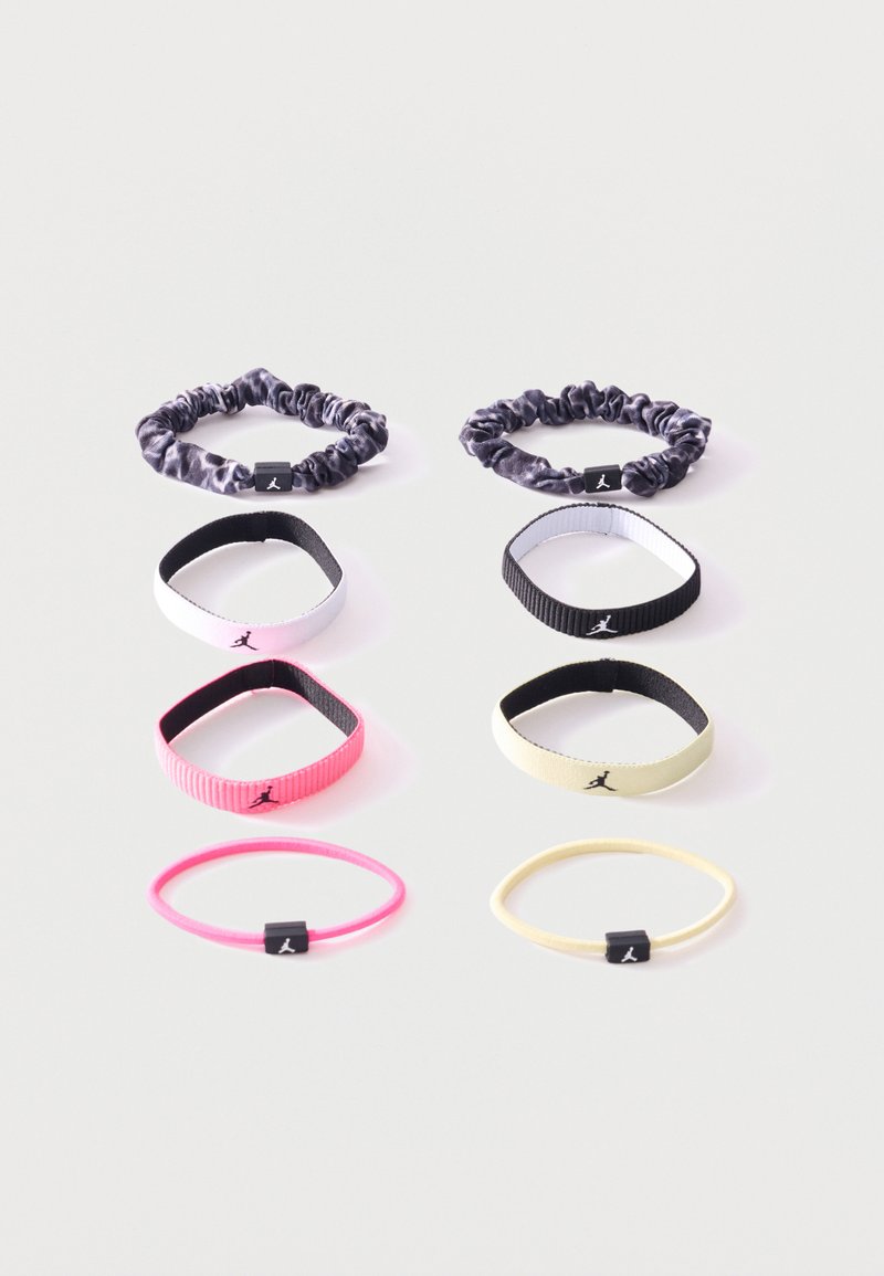 Δύο σετ από πέντε ελαστικά λάστιχα μαλλιών το καθένα, με ποικίλα χρώματα και υφές, τοποθετημένα σε δύο τακτικές κάθετες στήλες σε λευκό φόντο.