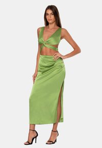 OW Collection Lou Cut Out - Maxiklänning - green