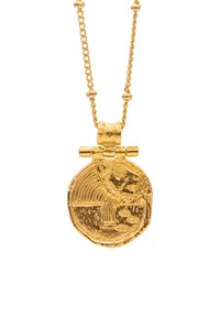 Guldhänge med en ingraverad rund medaljong med ett lejonmotiv, hängande från en texturerad kedja med pärlprydnader.