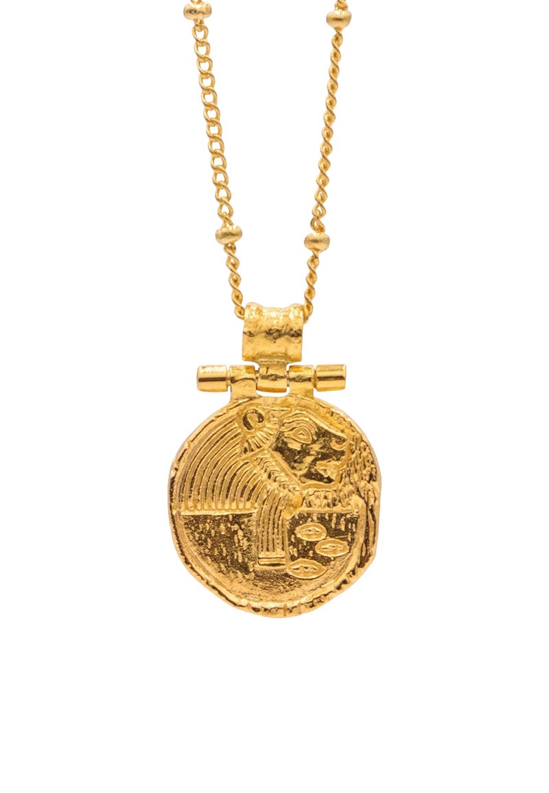 Guldhänge med en ingraverad rund medaljong med ett lejonmotiv, hängande från en texturerad kedja med pärlprydnader.