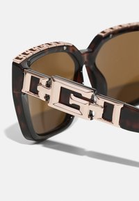 Guess Lunettes de soleil - dark havana
