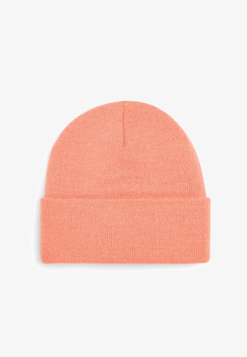 Gestrickte Mütze in weicher Korallenfarbe mit umgeschlagenem Bündchen und nahtloser Krone. Das Material wirkt warm und strukturiert, geeignet für kaltes Wetter.