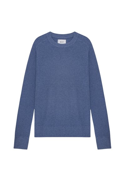 Maglione blu a costine con scollatura rotonda, maniche lunghe e orlo dritto. Il tessuto ha una consistenza morbida e un motivo sottile.