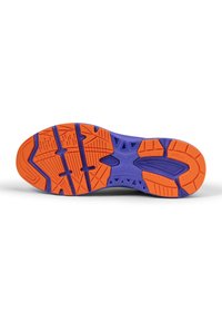 Schoenonderzijde met een textuurontwerp met oranje en paarse secties, aanvullende geometrische patronen en duidelijke tractiongroeven.