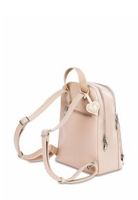 Světle růžový batoh z umělé kůže s nastavitelnými popruhy, dvojitými zipy a přívěskem ve tvaru srdce. Má přední kapsu na zip.