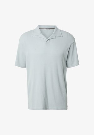 Tricou polo gri deschis cu mânecă scurtă, dintr-un material texturat și cu guler deschis, afișat pe un fundal alb.