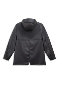 Chaqueta impermeable negra con capucha, textura suave, corte recto y mangas largas. Presenta costuras mínimas y sin piezas de hardware visibles.