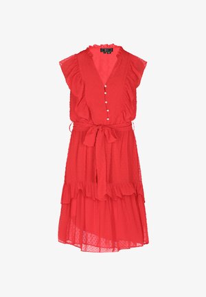 Pöttyös, piros ruha könnyű anyagból, fodros nyakkivágással, rövid ujjakkal, gombos részletekkel és derékpánttal.