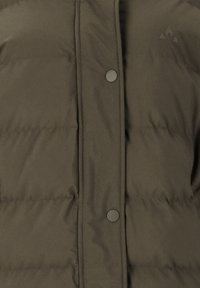 Giacca a vento imbottita verde oliva con texture liscia, bottoni a scatto e un logo discreto sul lato superiore sinistro.