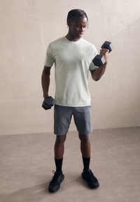 Under Armour TECH VENT GEOTESSA  - T-shirt de sport - hydro green/silica green/high vis yellow