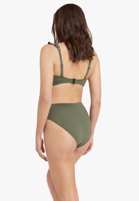 Zestaw bikini w oliwkowym kolorze, wykonany z lekko teksturowanej tkaniny, z regulowanymi ramiączkami, wysokim stanem dołu oraz zapięciem na plecach.