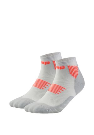 Paar weiße Knöchelsocken mit orangefarbenen Streifen und grauen verstärkten Fersen und Zehen, dargestellt auf weißem Hintergrund.