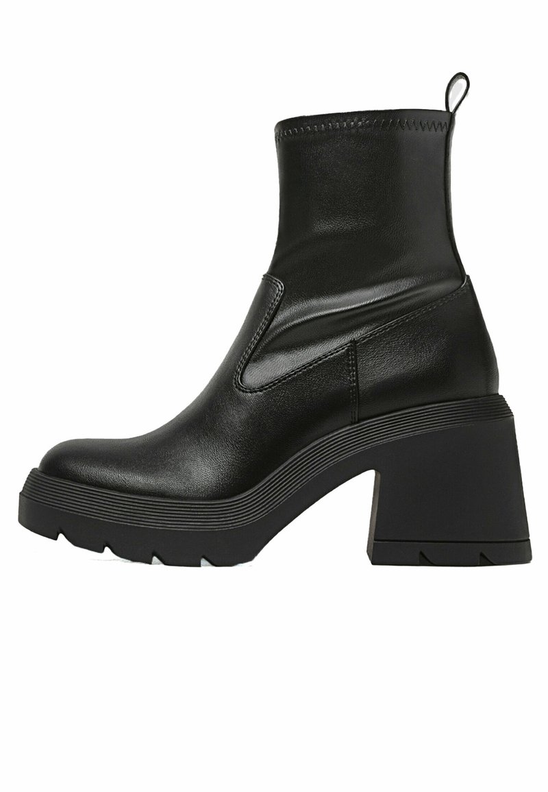 Black ankle boot made of smooth leather with a chunky block heel. Features elastic side panels and a textured rubber sole.