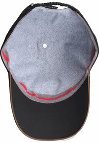 Gorra negra con un interior gris, que incluye acentos rojos a lo largo del borde. La parte superior tiene un botón circular en el centro y costuras visibles.