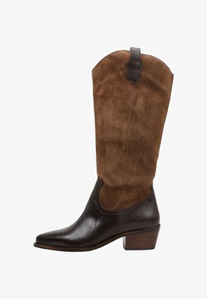 Botte en daim et cuir marron montante avec un bout pointu et un talon empilé, dotée d'un accent texturé marron foncé près du haut.