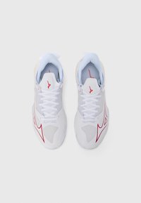 Ελαφριά αθλητικά παπούτσια με λευκό ύφασμα από δίχτυ, κόκκινες λεπτομέρειες και καουτσούκ σόλα. Διαθέτουν κορδόνια και επενδεδυμένο γιακά για άνεση.