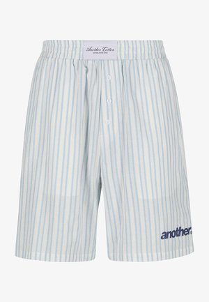 Bavlnené boxerky s vertikálnymi svetlomodrými a bielymi pruhmi, so zapínaním na gombík vpredu a vyšívaným logom "another" v námorníckej modrej.