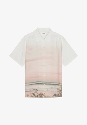 Chemise à manches courtes en tissu blanc dotée d'un design dégradé avec des teintes rose pâle et d'une impression de scène de plage en bas. Fermeture à boutons.