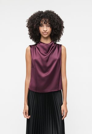 Bordeaux satin uden ærmer top med en draperet halsudskæring, parret med en sort plisseret nederdel. Glat tekstur, afslappet pasform, minimalistisk design.