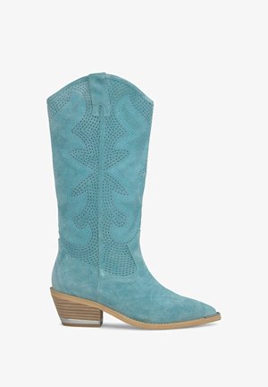 Turkusowe zamszowe kowbojki z odstającym czubkiem, wzorzystymi wycięciami i grubym obcasem. Posiadają dekoracyjne przeszycia wzdłuż cholewki.