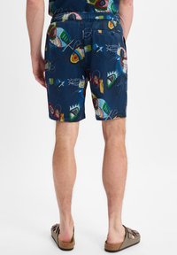 Marineblauwe shorts met een kleurrijk abstract patroon. Gemaakt van lichtgewicht stof met een elastische tailleband en zijzakken.