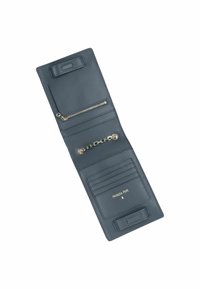 Portafoglio in pelle blu navy con tasca con cerniera, scomparti per carte e dettaglio a catena. Presenta accessori dorati e una finitura liscia e strutturata.