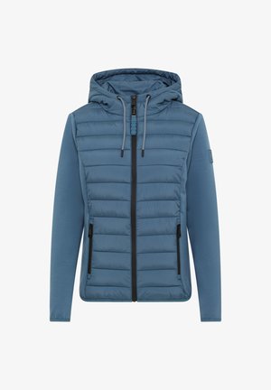 Chaqueta acolchada azul con capucha, con tejido suave, cremallera negra en contraste, bolsillos laterales y detalles de cordón gris.