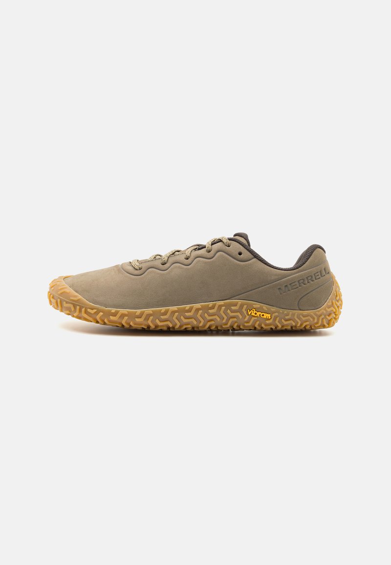 Buty Merrell z jasnobrązową zamszową cholewką, beżowymi sznurowadłami i wzorzystą gumową podeszwą. Wyraźne logo Vibram na podeszwie.