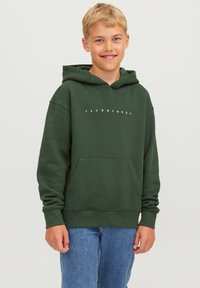 Sudadera verde hecha de una tela suave, con un bolsillo delantero y texto en blanco. El diseño incluye una capucha forrada y puños acanalados.
