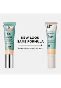 Kaksi CC+ Natural Matte -voideputkea vierekkäin, teksti: Uusi ulkoasu sama kaava, pakkaukset saattavat vaihdella.