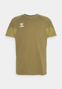 T-shirt olive vert à manches courtes en tissu doux, avec un col rond et des accents vert clair contrastants sur les épaules. Logo Hummel affiché.
