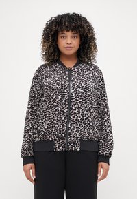 Jachetă bomber cu imprimeu de leopard, cu închidere cu zip, manșete și tiv ribb, confecționată dintr-un material moale, cu o croială lejeră. Accente negre.