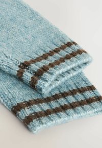 Himmelblaues gestricktes Gewebe mit einer strukturierten Oberfläche, das zwei braune horizontale Streifen nahe den Rändern aufweist. Der Stoff wirkt weich und dick.