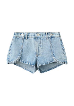 Short en denim bleu clair avec coutures latérales courbées, trois boutons argentés à la taille et passants pour ceinture.