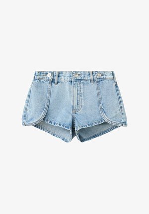 Pantaloncini di denim azzurro chiaro con cuciture laterali curve, tre bottoni d'argento in vita e passanti per cintura.