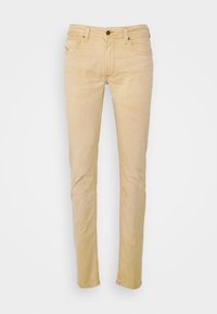 Pantalones de algodón twill beige con un corte ajustado, diseño de cinco bolsillos y detalles de costura. Presentan un cierre frontal con botón y presillas para cinturón.