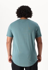 Calvin Klein Jeans Plus BADGE TURN UP - Jednoduché tričko - north atlantic