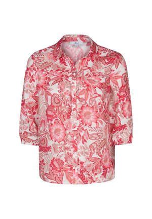 Bloemenoverhemd met knopen en driekwarte mouwen, met roze en rode bloemen op een lichte achtergrond, gemaakt van lichtgewicht stof.