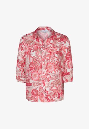 Bloemenoverhemd met knopen en driekwarte mouwen, met roze en rode bloemen op een lichte achtergrond, gemaakt van lichtgewicht stof.