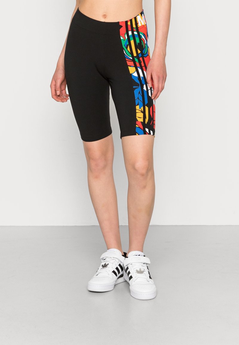 Shorts neri da bicicletta con un motivo astratto colorato sul lato sinistro, realizzati in materiale elastico e con un alto punto vita.