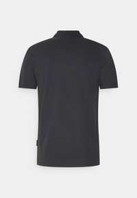 Polo noir, à manches courtes, en tissu coton lisse. Il présente un col classique et un détail subtil de label sur le côté.