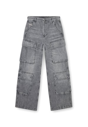 Pantaloni cargo grigi in denim, caratterizzati da gambe larghe, numerose grandi tasche e un lavaggio sbiadito con una finitura testurizzata.