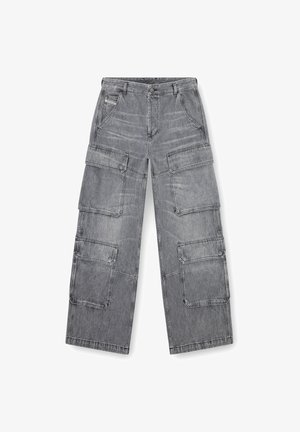 Pantaloni cargo grigi in denim, caratterizzati da gambe larghe, numerose grandi tasche e un lavaggio sbiadito con una finitura testurizzata.