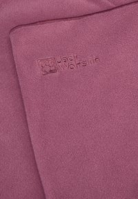 Coperta in pile di un morbido colore rosa, con un logo goffrato sottile di "Jack Wolfskin", che mette in risalto una finitura liscia e texture.