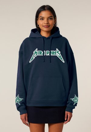 Felpa blu navy con un grande logo grafico bianco e verde, tasca a marsupio e dettagli a stella sulle maniche. Realizzata in morbido cotone.